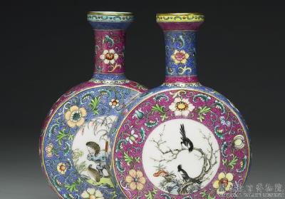 图片[2]-Twin flask in yang-ts’ai enamels in red and blue ground incised with pattern of flower brocade and medallions of bird and flower dècor, Ch’ien-lung reign, Ching Dynasty-China Archive